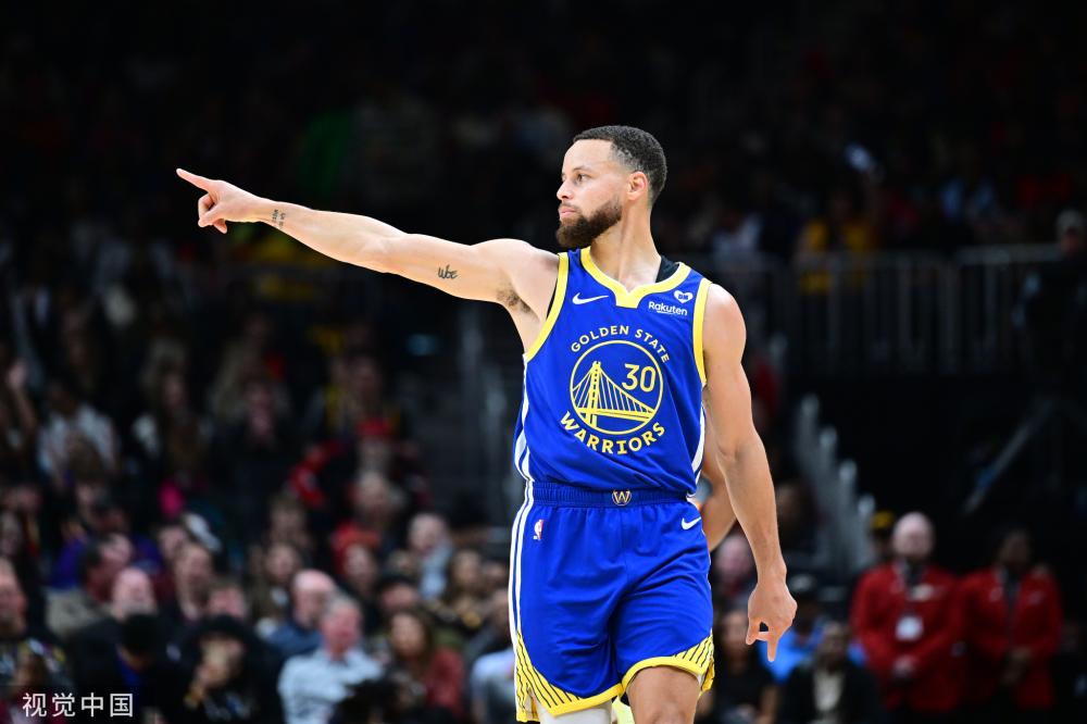 王博现身开拓者夏季联赛现场，经过杨瀚森身边时两人相互握手致意.